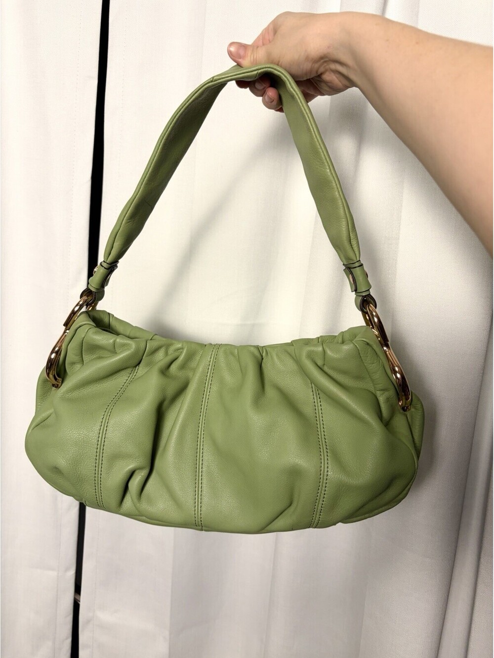B Makowsky Green Leather Ruched Baguette Shoulder Bag With Rose Gold Hardware. - Picture 2 of 7